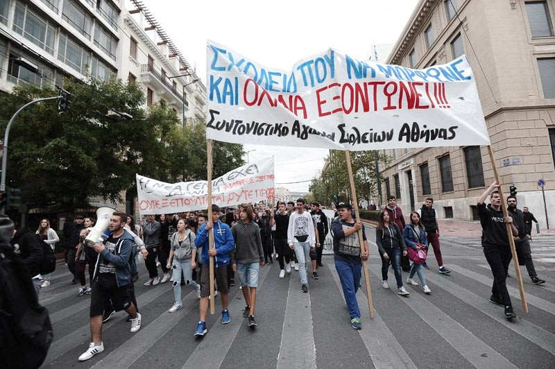 Ένταση στο πανεκπαιδευτικό συλλαλητήριο – Πετούν πέτρες και καπνογόνα στη Βουλή – Σπάνε βιτρίνες